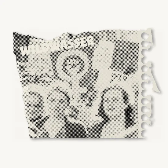 Ein Bildfragment eines historischen Zeitungsartikels zeigt Frauen im Rahmen einer Demo, bei dem neben dem Namen Wildwasser auch ein kämpferisches Frauensymbol zu sehen ist.